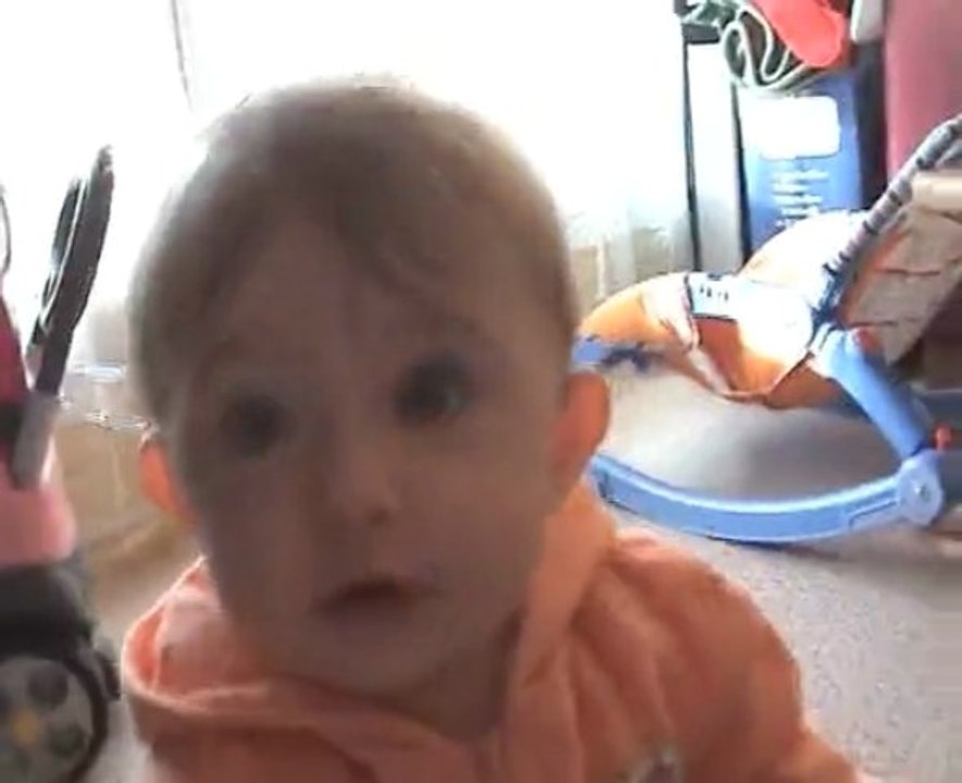 Laora essaye de dire "Chat" !!!