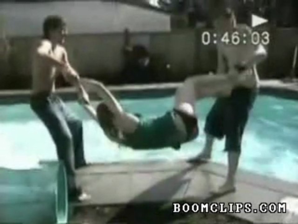 Régis s'amuse avec une fille mais...