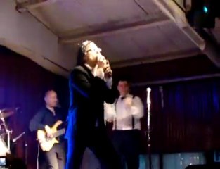 Martin Bossi como Charly García con nuevo tema