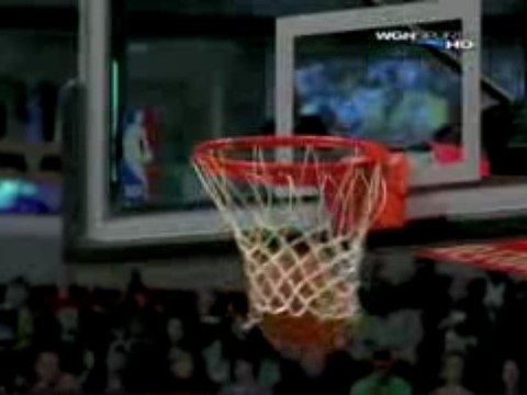 NBA Raymond Felton lobs the ball to Tyson Chandler, who taps