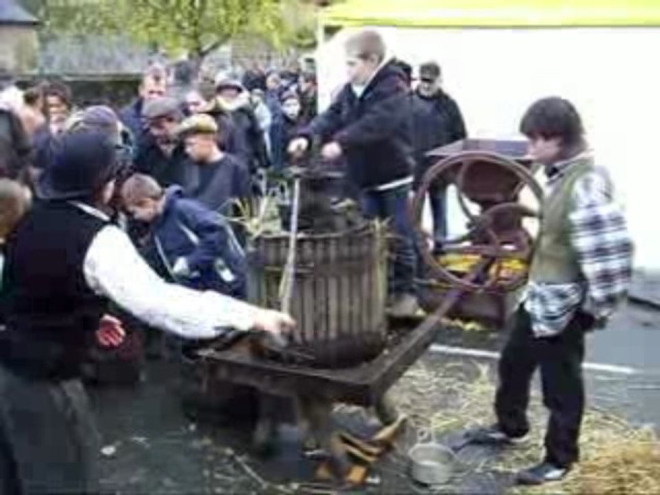 Festival des chanteurs de rue : Pressage du cidre