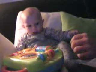 Margot joue sur le canapé