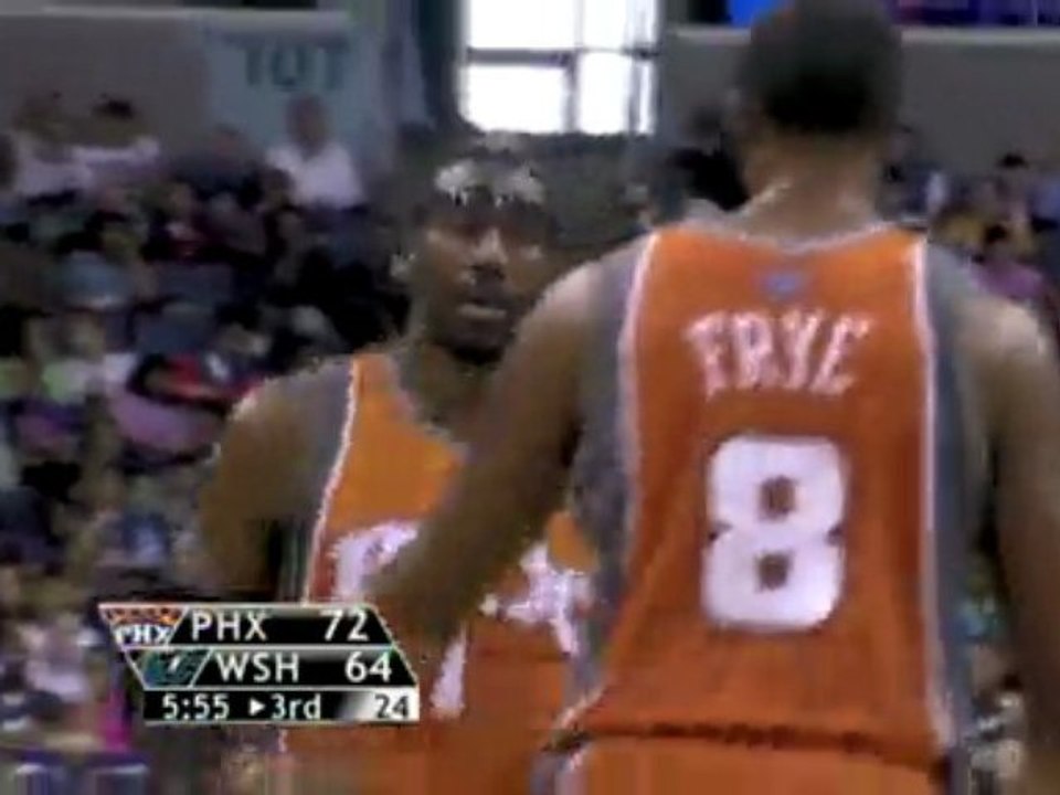 NBA Jason Richardson hits Amar'e Stoudemire with a no look p