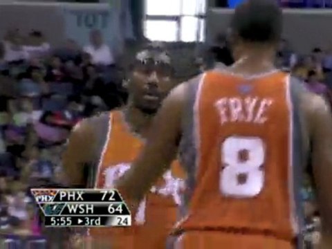 NBA Jason Richardson hits Amar'e Stoudemire with a no look p