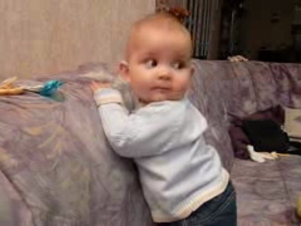 debout sur le canapé