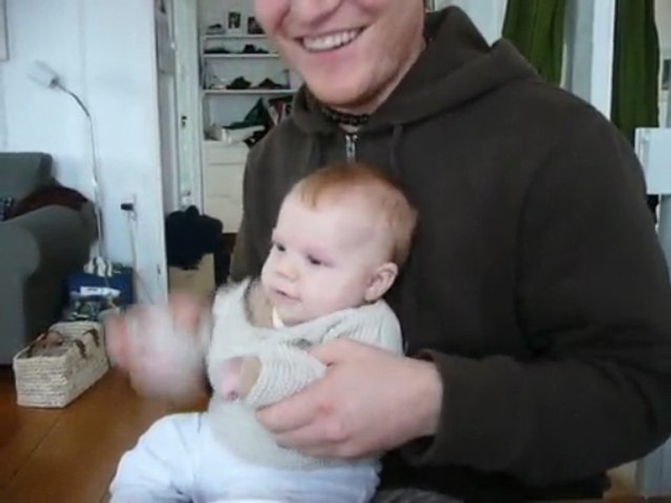 La plus jeune fan des Rambling Wheels joue de la batterie