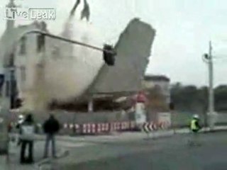 Crollo di un palazzo sfiora operaio