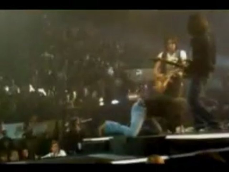 vasco cade sul palco a Caserta