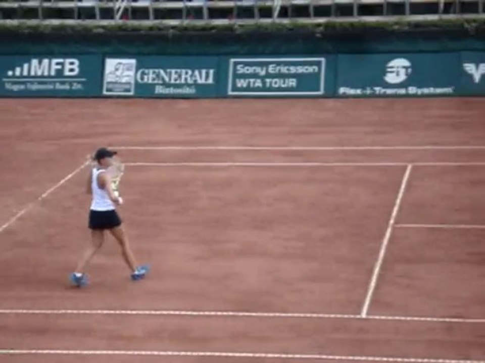 Alize Cornet Budapest 2009 (2)
