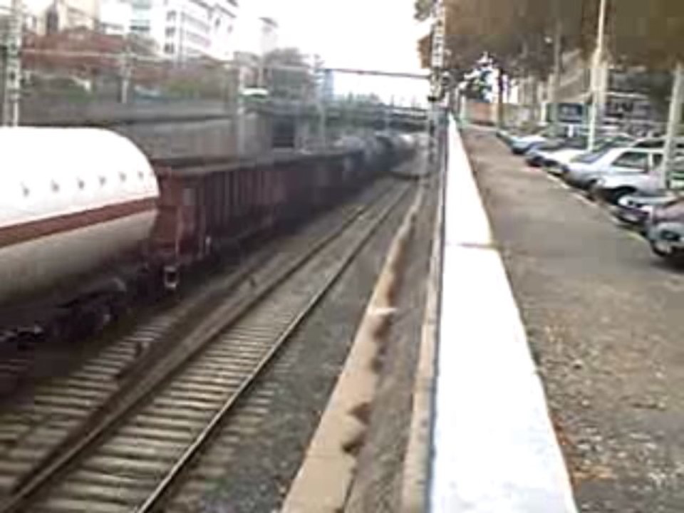 un  train de marchandise qui klaxonne à lyon le 30/10/2009