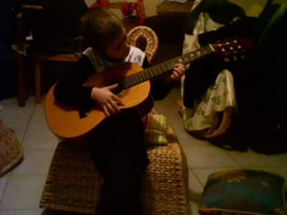hugo joue un petit air de guitare pour son père !