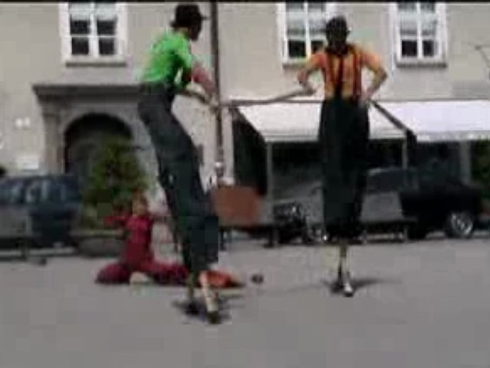 Spectacle d'échassiers à Salzburg