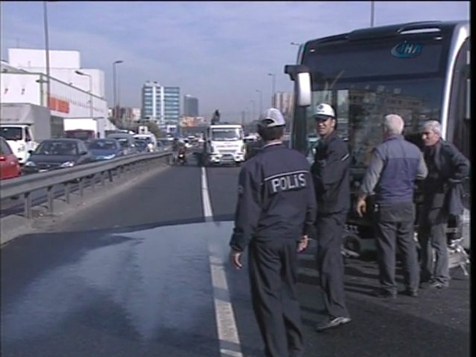Merter'de 2 Metrobüs Yoldan Çıkarak Diğer Araçlara Çarptı