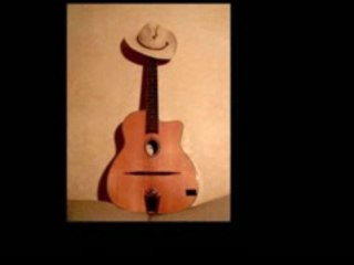 Sa guitare manouche