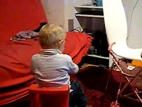 bébé (val) chante joyeux anniversaire 21mois