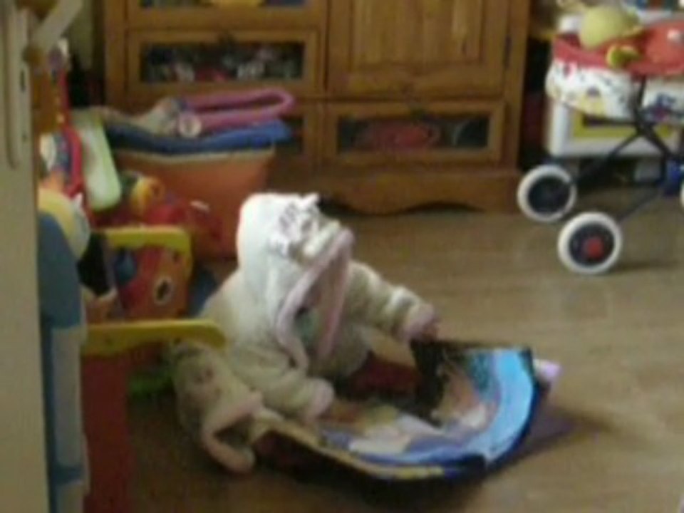 Nathan lit une histoire a Leyanna