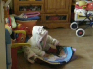 Nathan lit une histoire a Leyanna