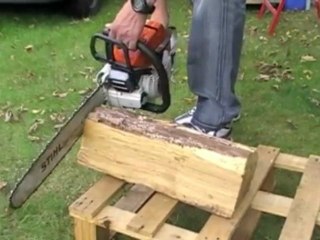 Comment couper une buche avec une tronçonneuse