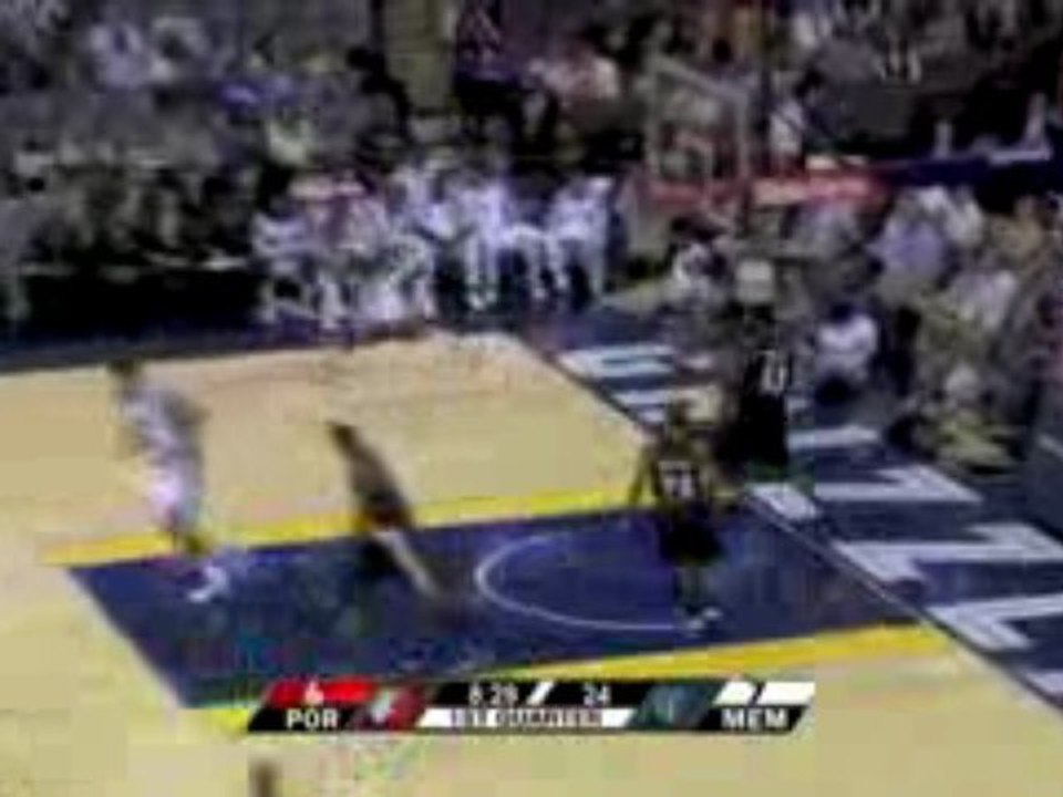 NBA Mike Conley throws a wonderful pass to O.J. Mayo, who la