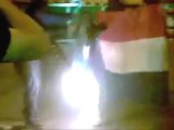 Des Egyptiens brulent le drapeau national Algérien