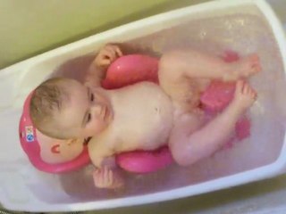 Tiphaine dans le bain 14 Aout 2009