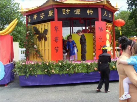 La vie autour d'un char de la Fête des Fraises 2009