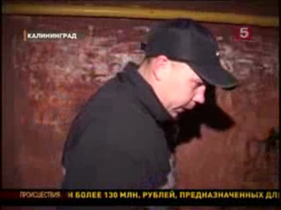 Лёха прилип к стене