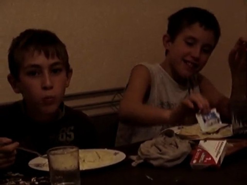 Mes 3 gds fils a table !