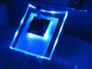 Funcionamiento grifo de cristal de lavabo con luz led