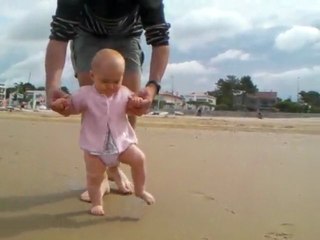 Clotilde découvre la plage de Royan