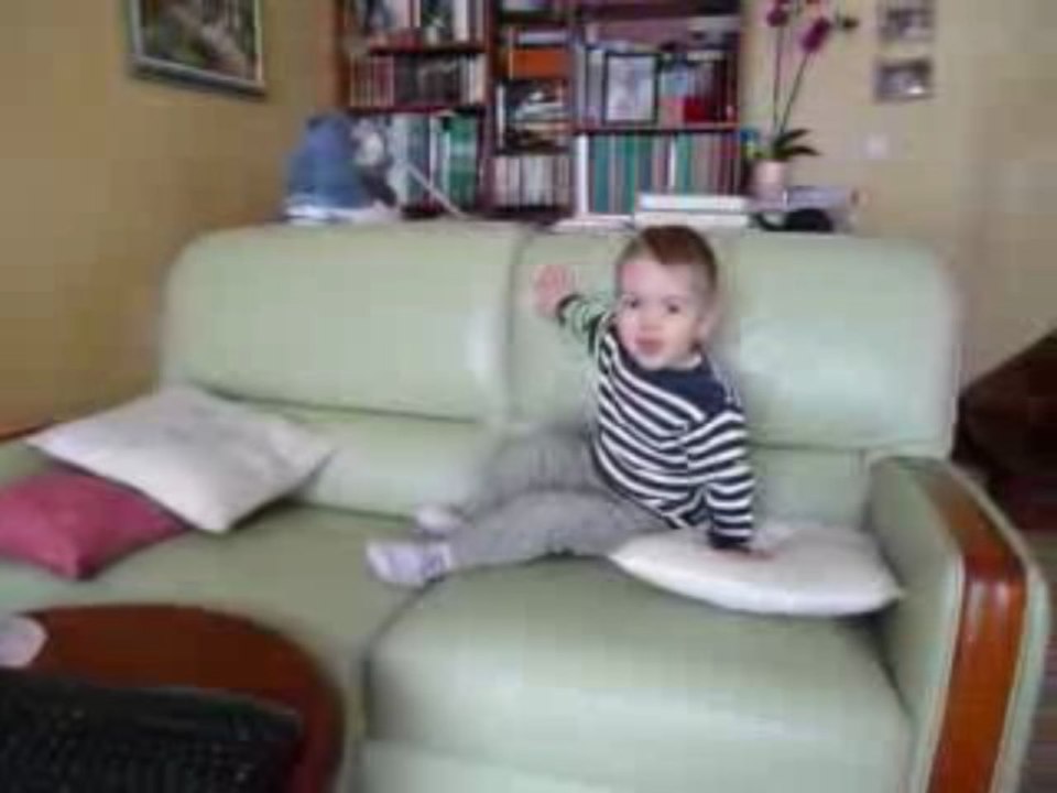 Arthur chante (ou presque).