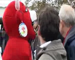 Rama Yade embrasse la Vache Qui Rit !