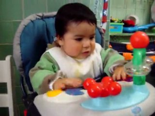 Alonsito jugando en su mesita de comer... mas lindo mi bebe!