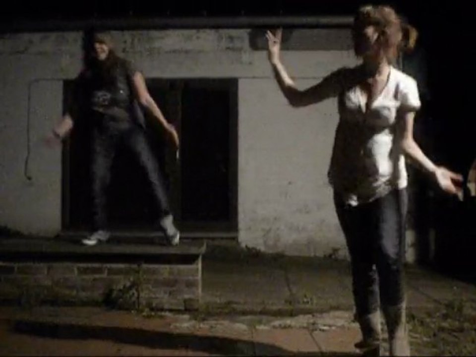 I Gotta Feeling - Mélissa & Manon ( ou Pouf et Paf :D )