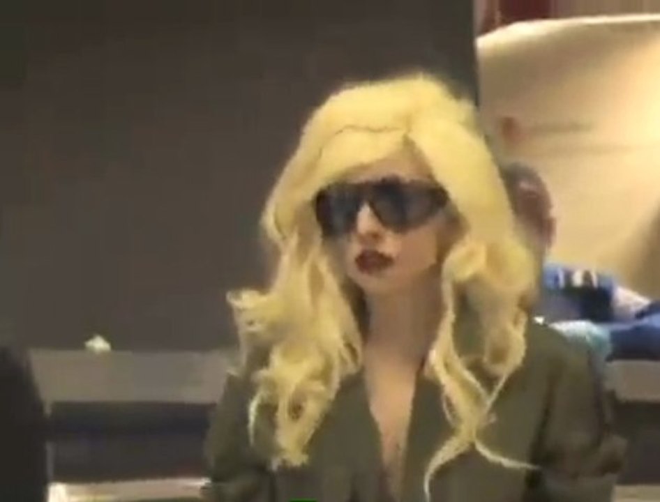 Lady GaGa in Airport 10.11.2009 gagaface.pl