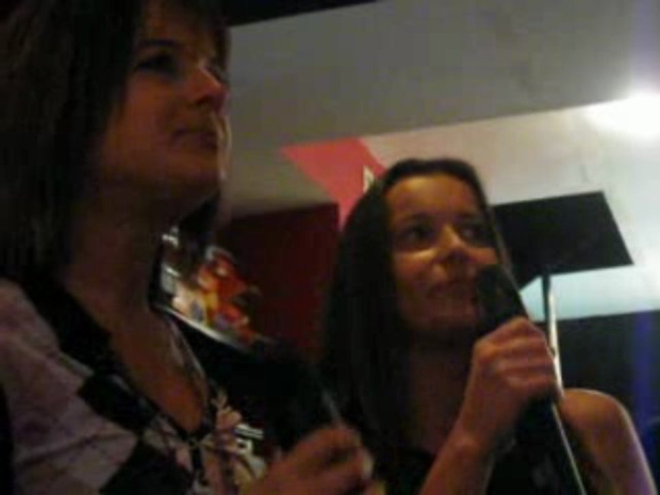 Besoin de rien envie de toi ... Les 2 soeurs ensembles ....