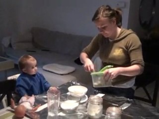 petite louise fait de la pâte à sel