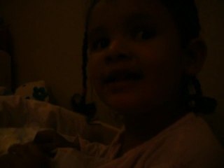 Emma qui "lit" l'histoire de Bambi