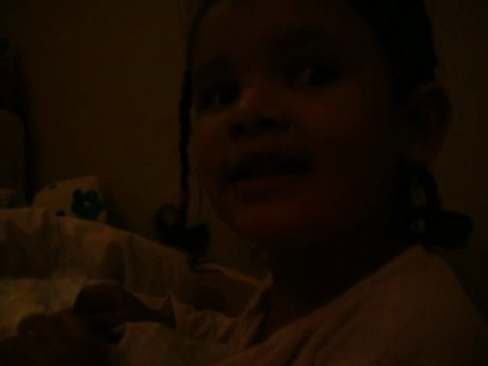 Emma qui "lit" l'histoire de Bambi