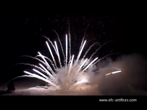 Feu d'artifices sur la neige à Courchevel