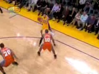 NBA Andrew Bynum rolls off his defender for the alley-oop du