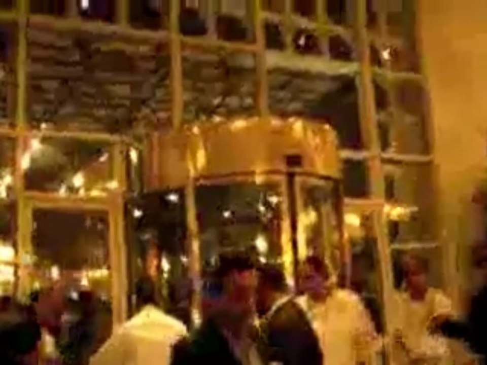 أخر صور هجوم المصريين على منتخب الجزائر