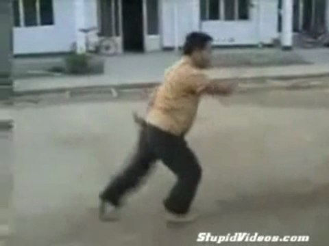 Un homme casse des briques avec la pointe de son pied