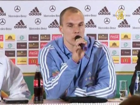 Футбольные болельщики скорбят