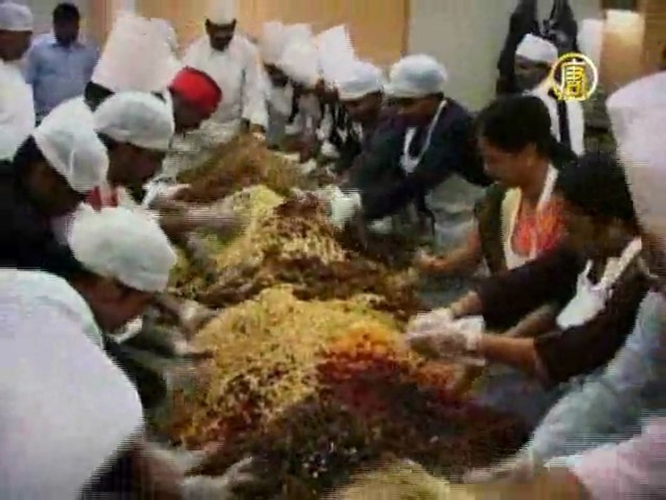 Шеф-повара Индии готовят рождественские пудинги