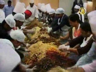 Шеф-повара Индии готовят рождественские пудинги