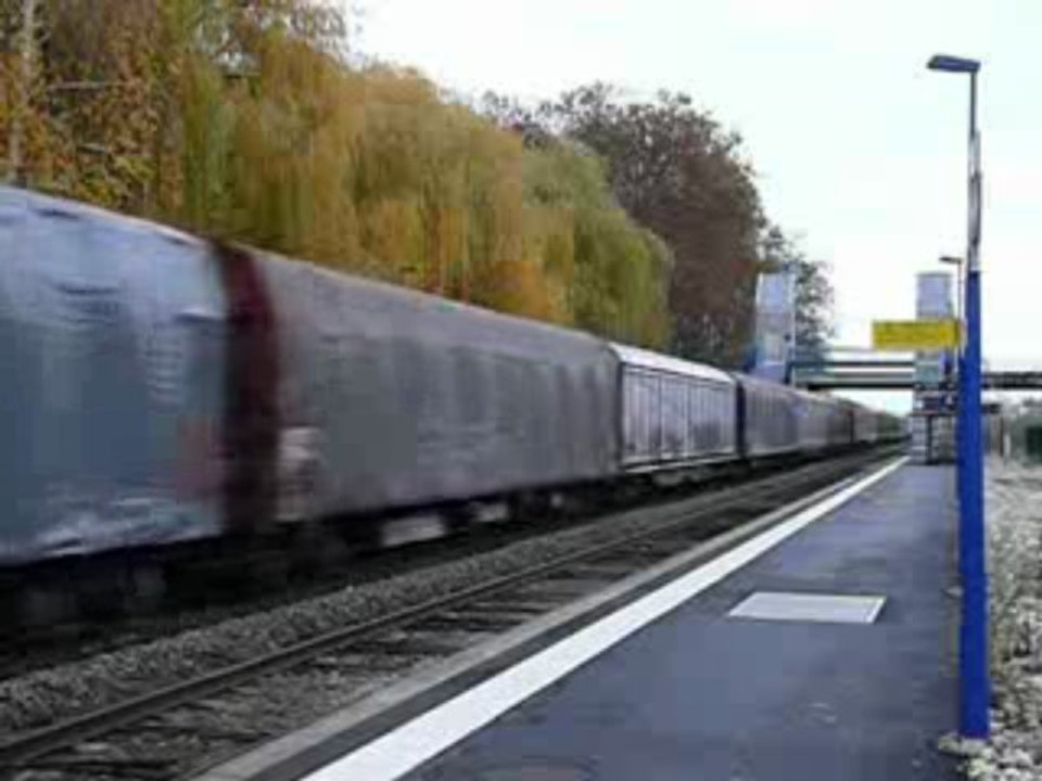 BB 75000 assurant un train de fret