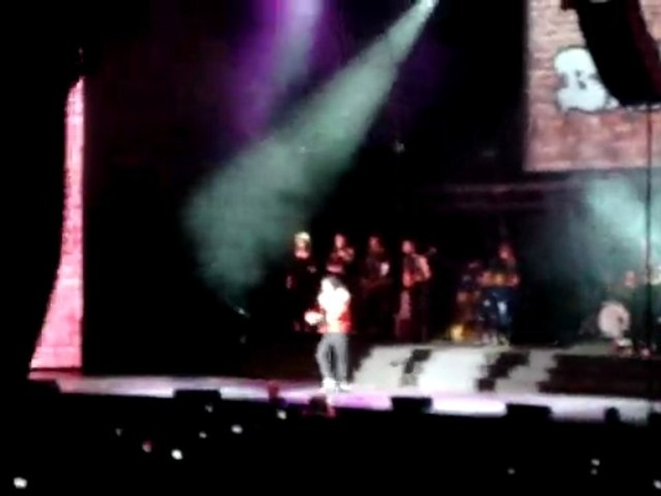 Beat it interprété par le sosie de Michael Jackson.