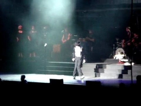 Billie Jean interprété par le sosie officiel de Michael.