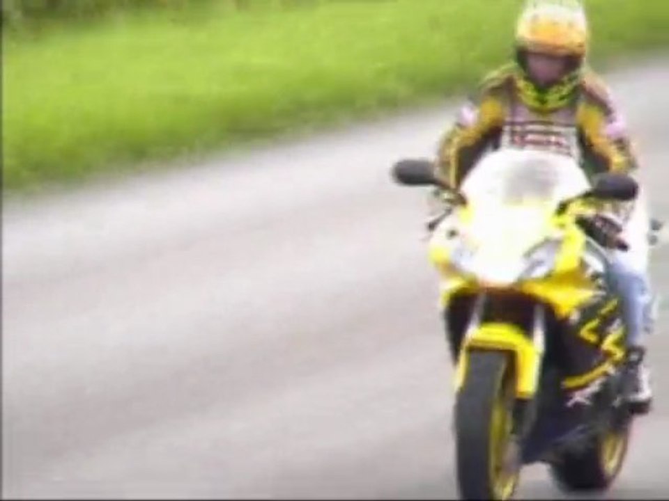 Moto Honda et yamaha Yves et steph wheeling stoppie